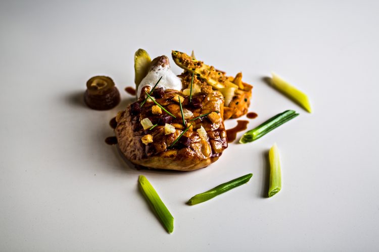 Veau fondant, jus au cranberries, charlotte croustillante au cœur de comté, tartare de légumes