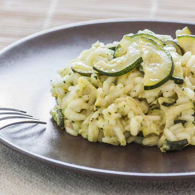 Risotto crémeux au parmesan, aubergines et courgettes grillées, huile verte d’herbes fraîches, chips de quinoa d’Anjou (végétarien & sans gluten)